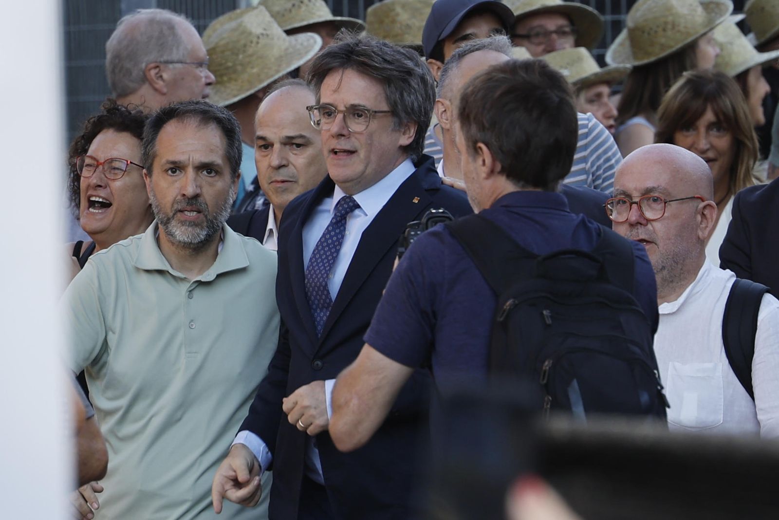 Puigdemont y su abogado caminan hacia el Palau de la Generalitat catalana