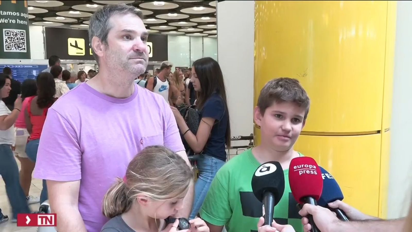 Españoles llegan a Barajas desde Marruecos