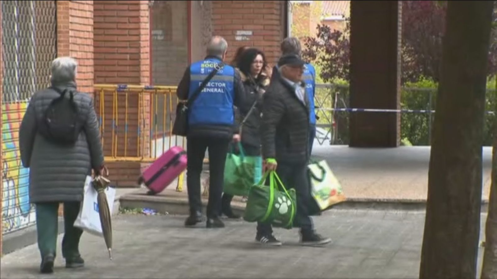 Los vecinos desalojados de Vallecas acceden al edificio siniestrado en Vallecas para recoger sus enseres (Abril de 2019)