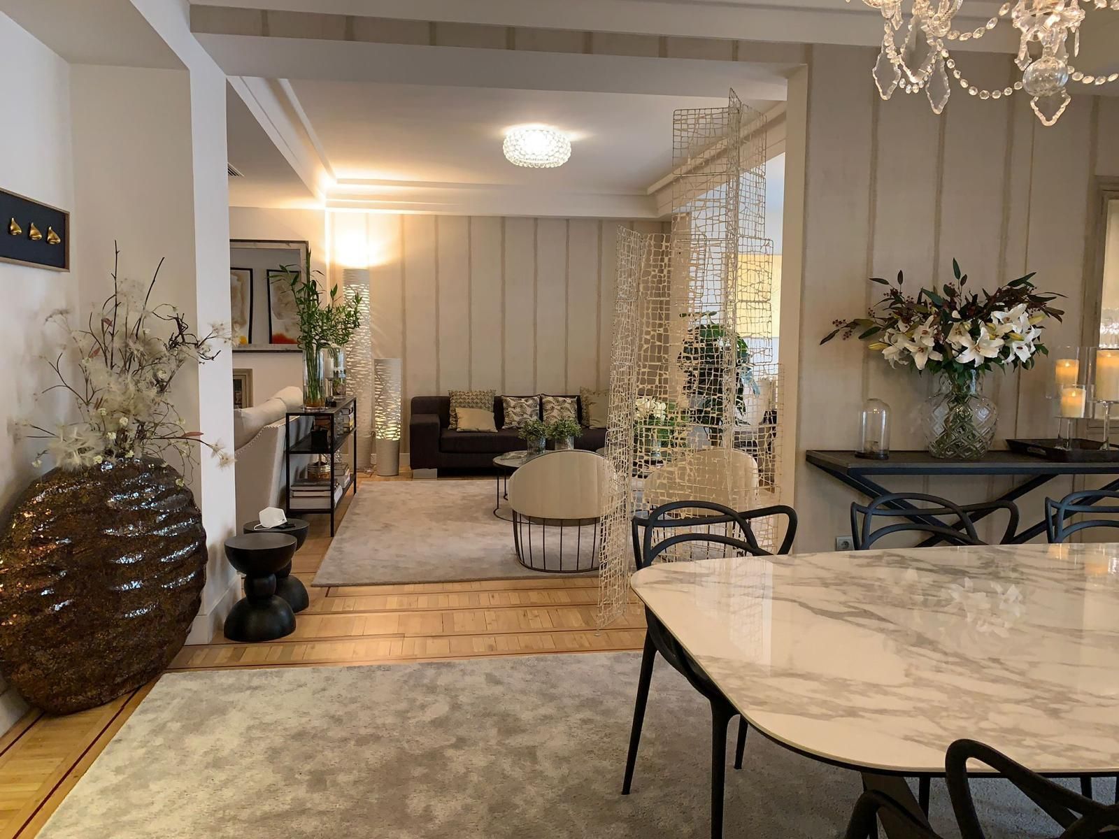 Entramos en una vivienda elegante y muy bien situada... frente al Santiago Bernabéu. El salón y el comedor son dos espacios unidos. La La vivienda tiene mucha luz en todas las estancias.