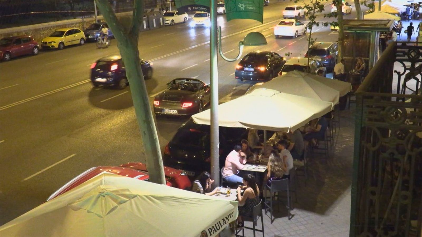 El ruido que una familia tiene que soportar a diario por vivir encima de una terraza ‘covid’