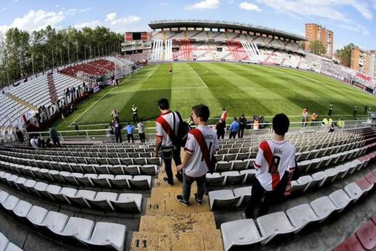El estadio de Vallecas supera la ITV de los edificios