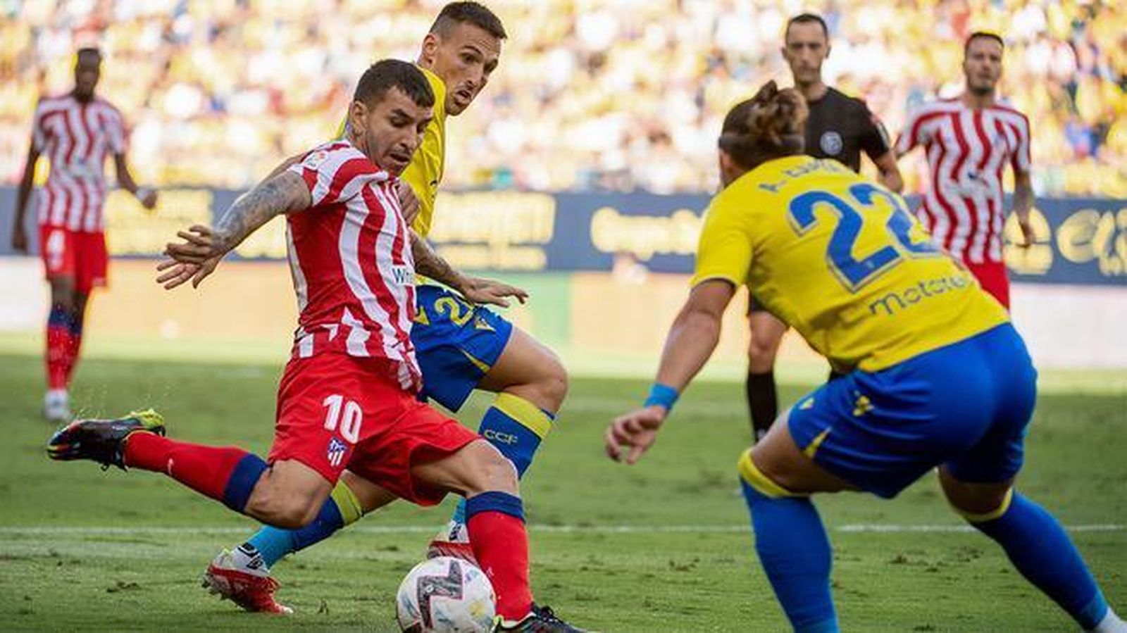 Ángel Correa ante el Cádiz