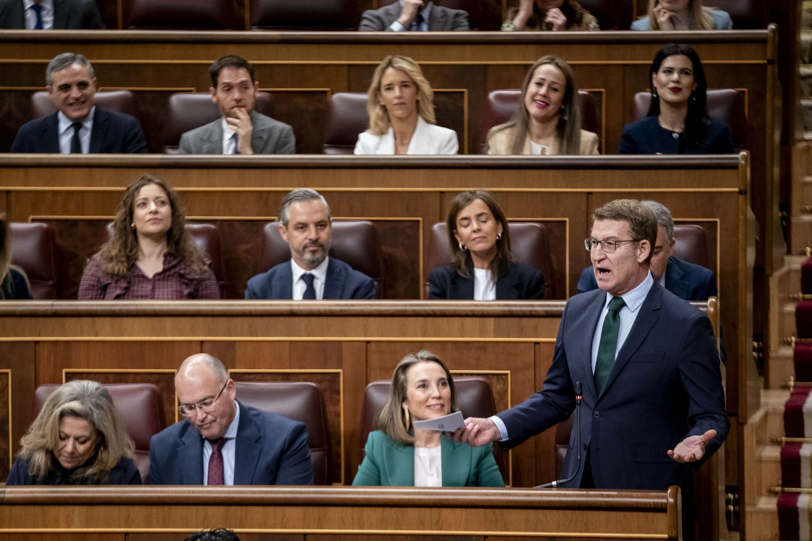 Feijóo reta a Sánchez a explicar el revés del PSOE en Galicia y el presidente le ataca por su "confesión" con la amnistía