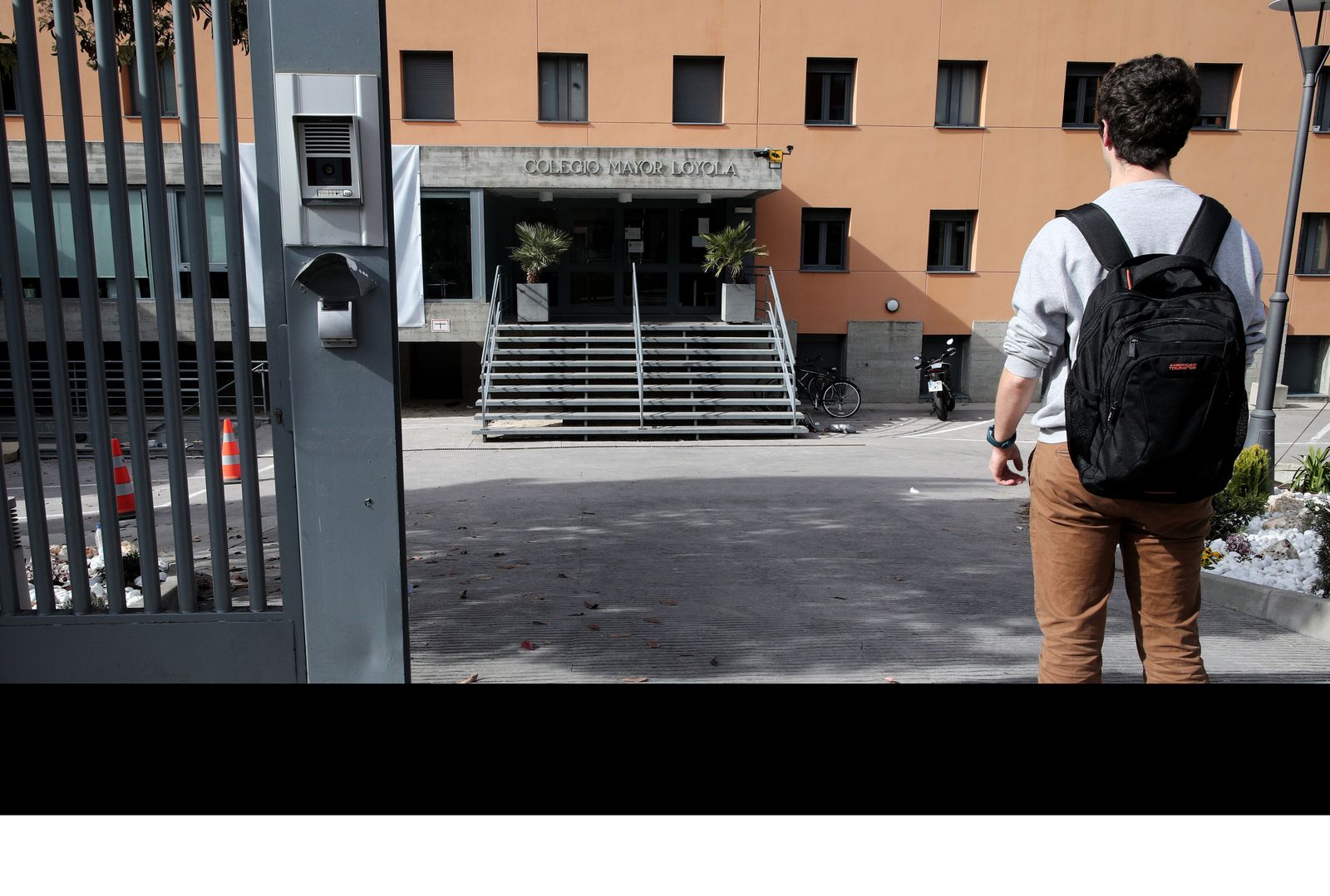 Un niño, ante su colegio cerrado por el coronavirus