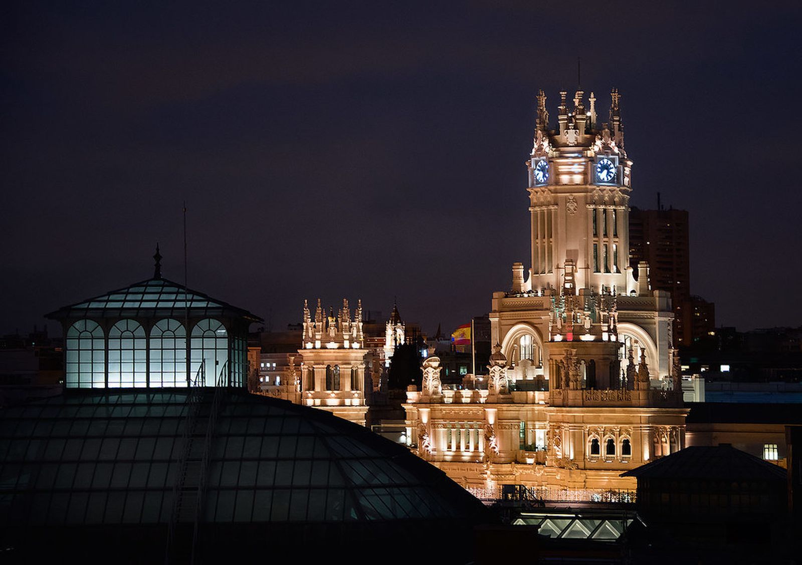 Otra opción, dentro de Madrid, es buscar una buena azotea. Cuanto más alta, mejor. Intenta que no esté en un lugar muy iluminado. Por ejemplo, puedes intentar 'cazar' alguna estrella desde la azotea del Círculo de Bellas Artes, en pleno centro de Madrid, ya que los fines de semana no cierra hasta las 2.30 horas.