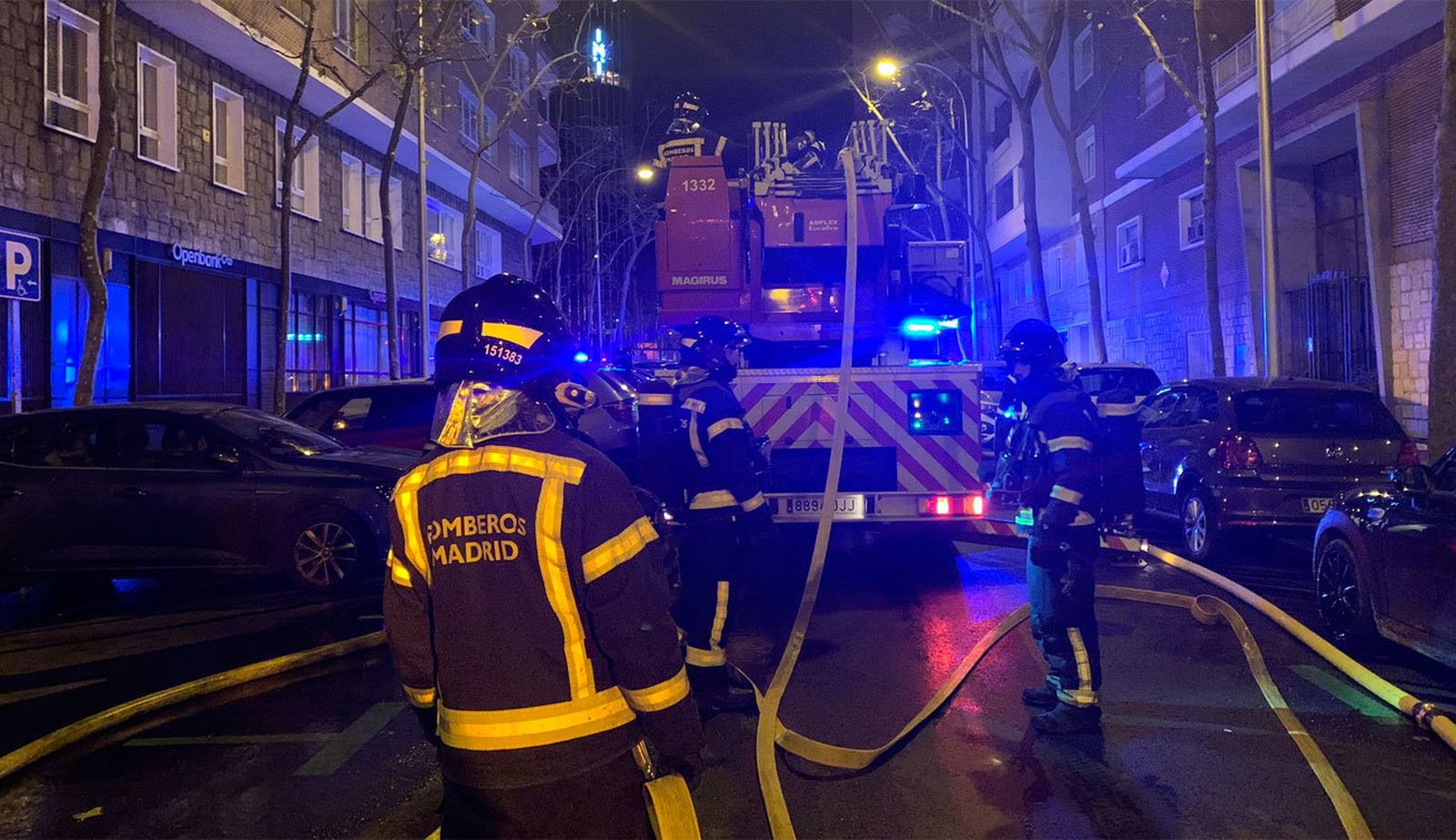 Extinguido un incendio en un edificio de viviendas en la calle Santiago Bernabéu, Madrid