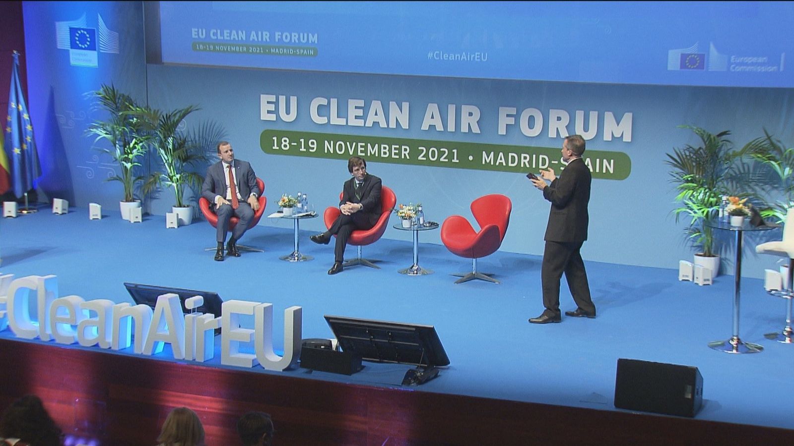 Madrid "está en el camino correcto para mejorar la calidad del aire" asegura el comisario europeo de Medio Ambiente