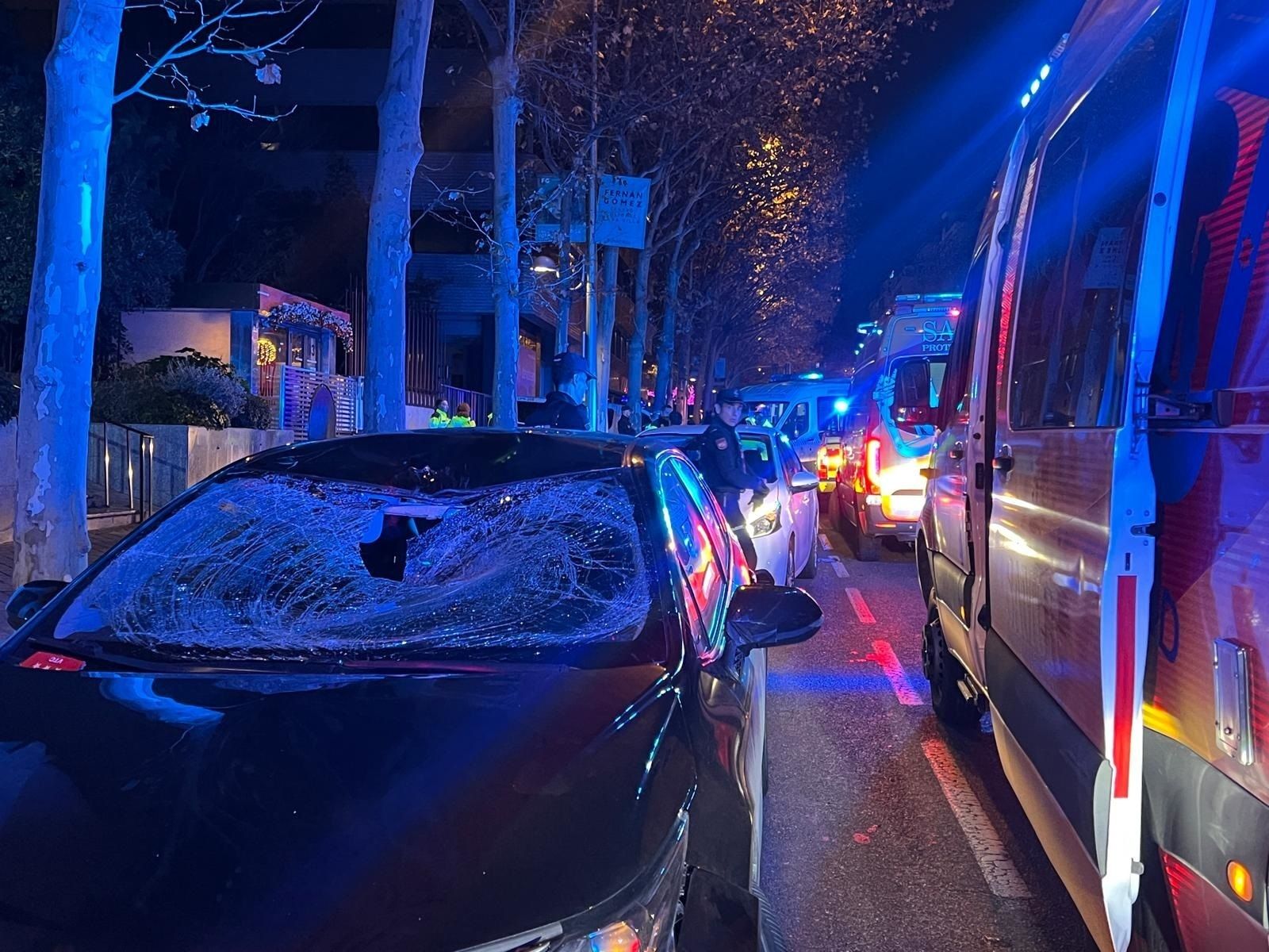 Coche dañado tras un  atropellado a un hombre en Chamartín
