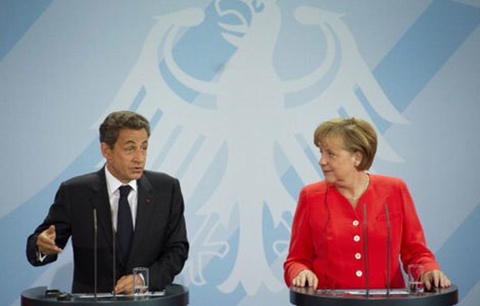 Merkel y Sarkozy piden que la banca privada rescate a Grecia