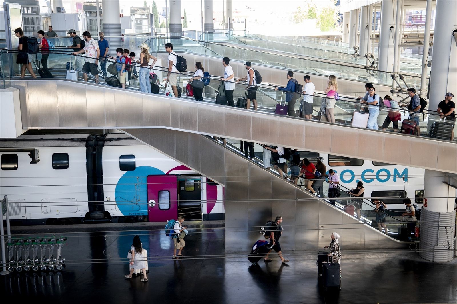 Viajeros en la Estación de Madrid - Puerta de Atocha - Almudena Grandes