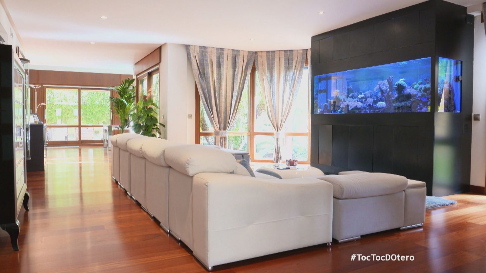 Lo que más llama la atención en el salón de esta lujosa casa de la Urbanización La Florida es la enorme pecera que la preside.