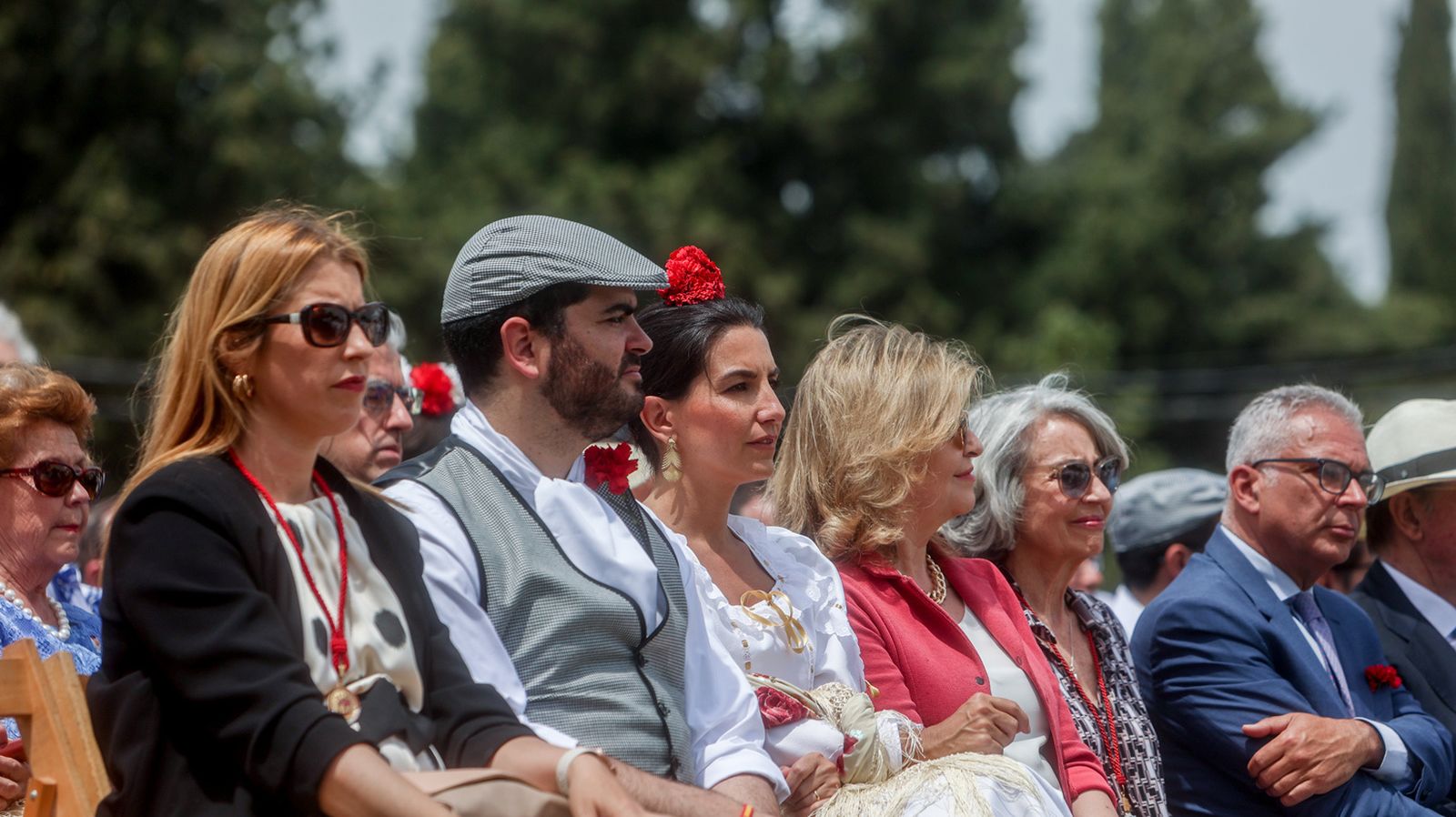 La portavoz de Vox en la Asamblea, Rocío Monasterio (c), asiste a la popular misa de campaña en la explanada de las inmediaciones de la Ermita de San Isidro