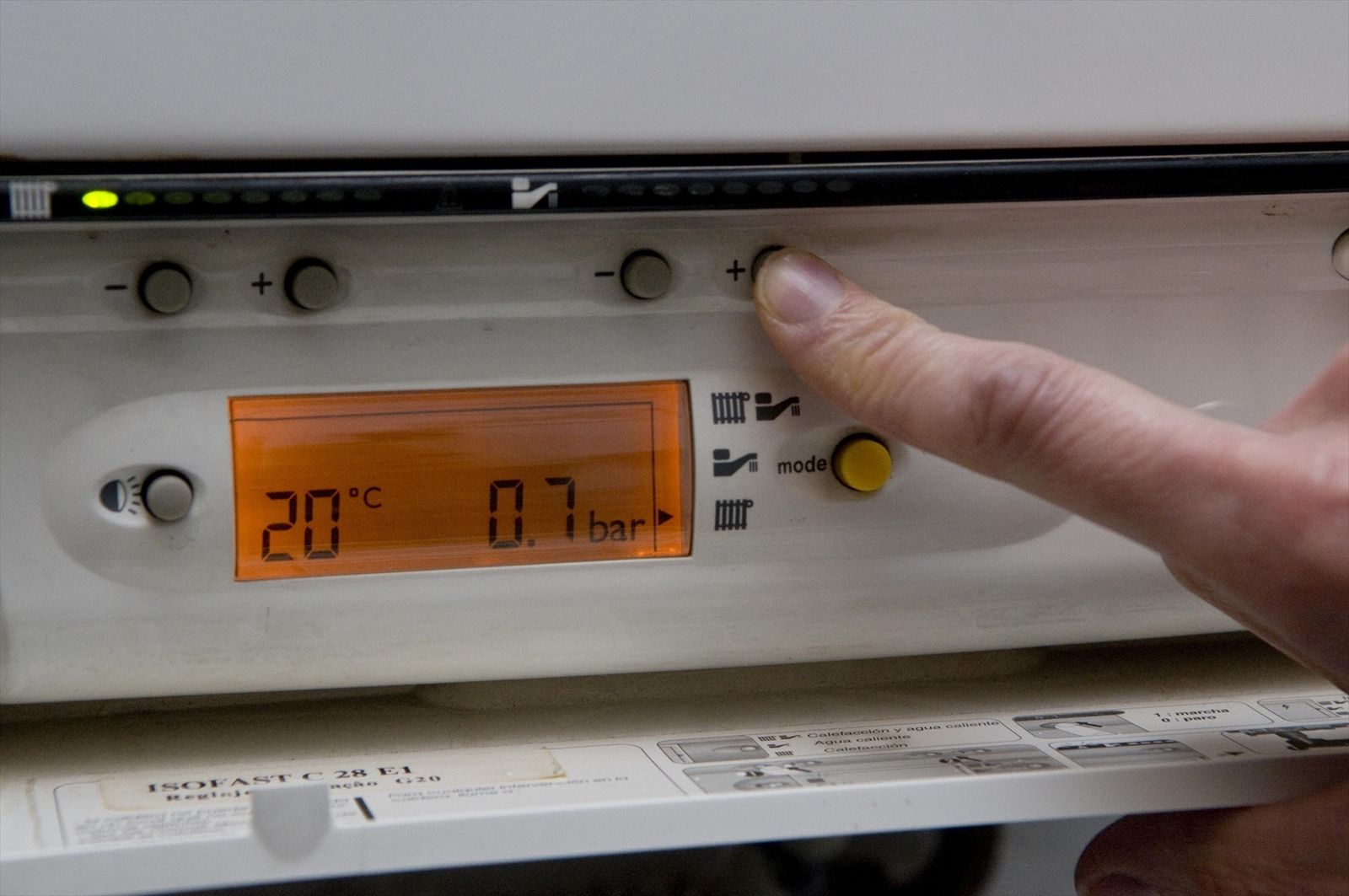 Un  usuario controla la temperatura a través de un termostato