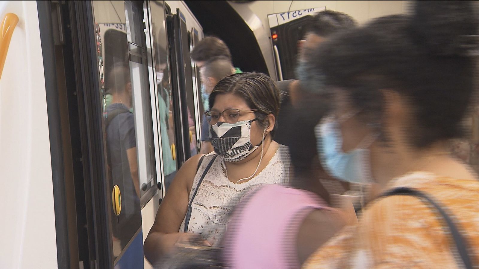 Viajeros en el metro de Madrid