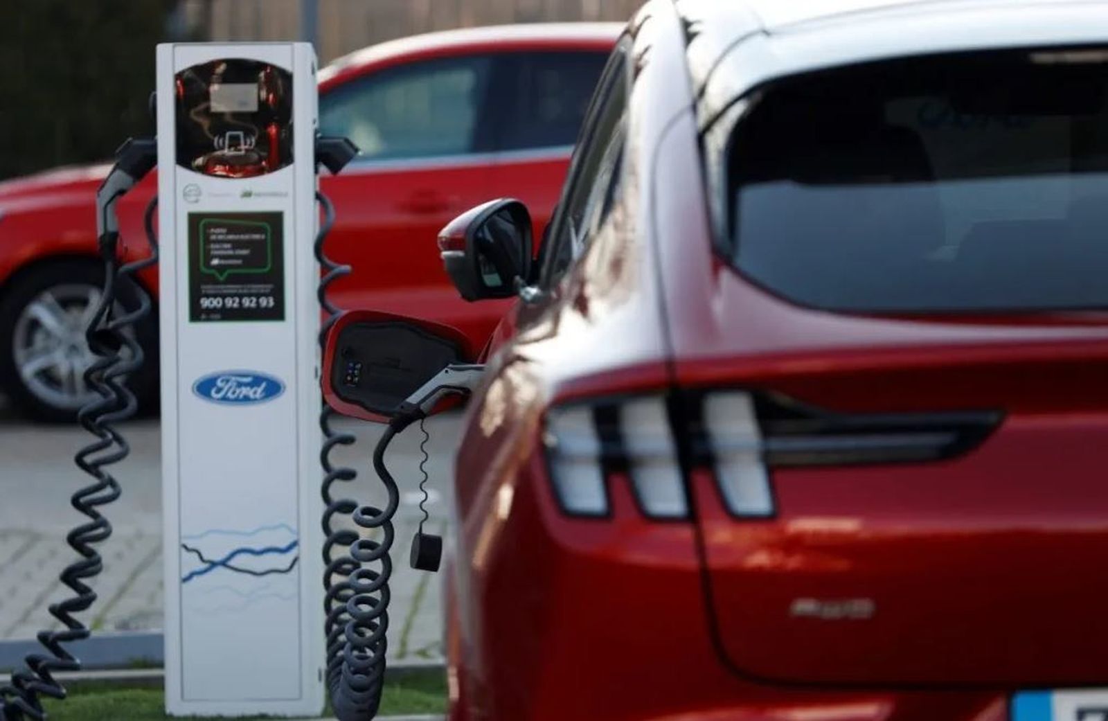La patronal del automóvil pide ayudas y cambios fiscales para impulsar el coche eléctrico