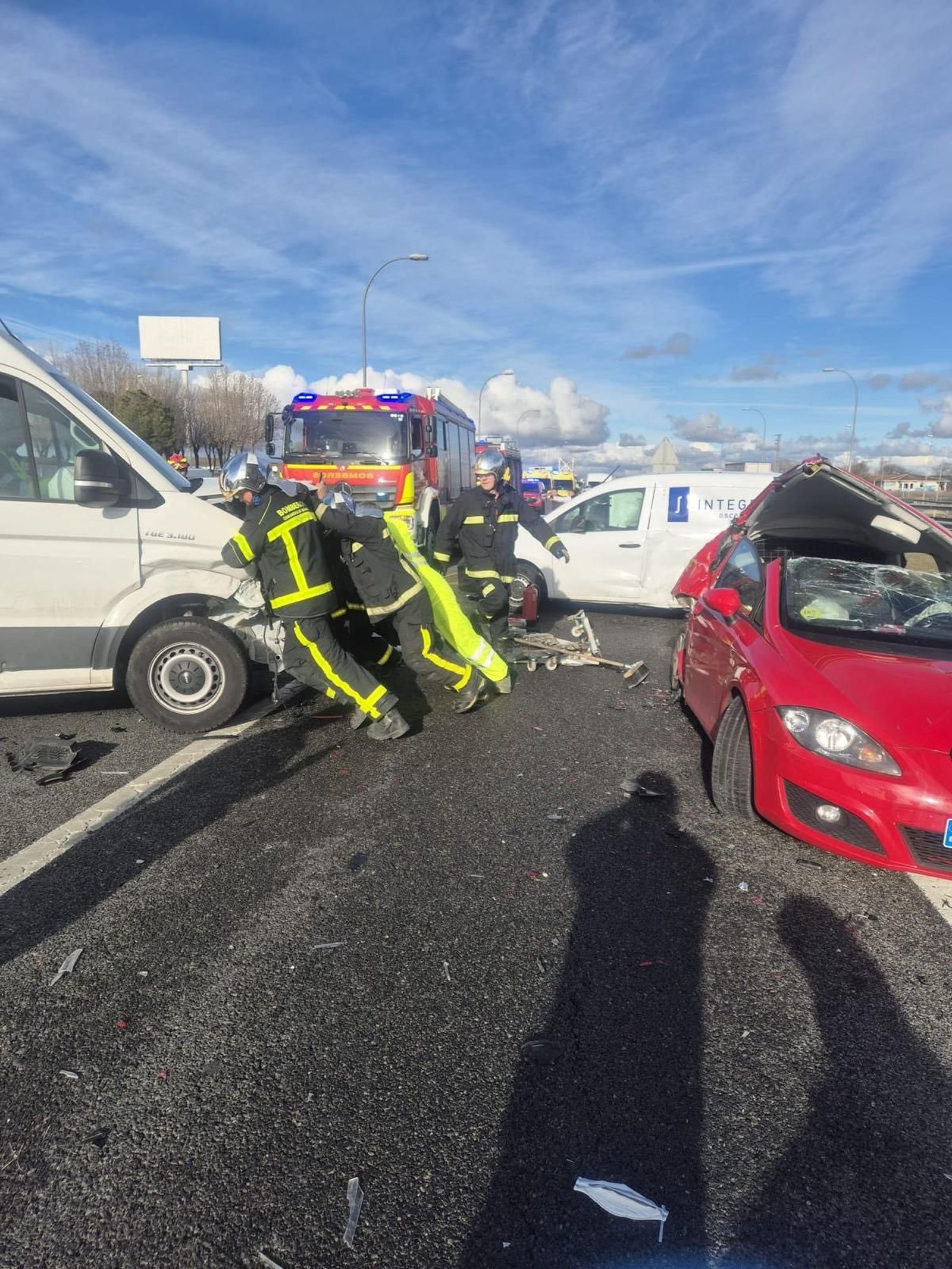 Bomberos de la Comunidad de Madrid trabajan en el accidente ocurrido en la A-42