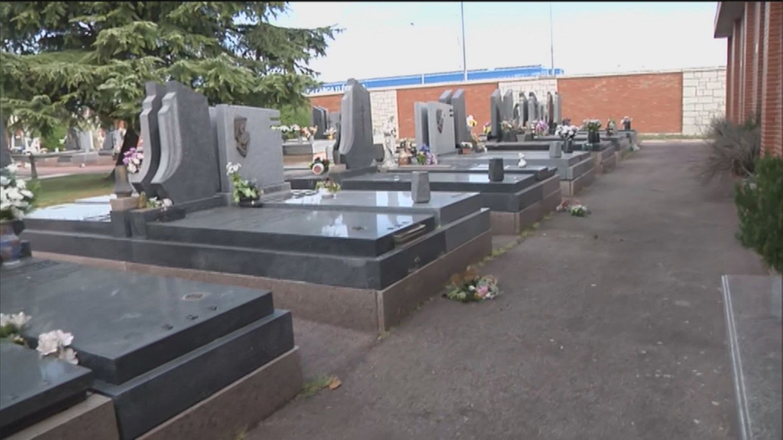 Robo en el cementerio de Carabanchel: se llevan cruces y decoración de 74 tumbas