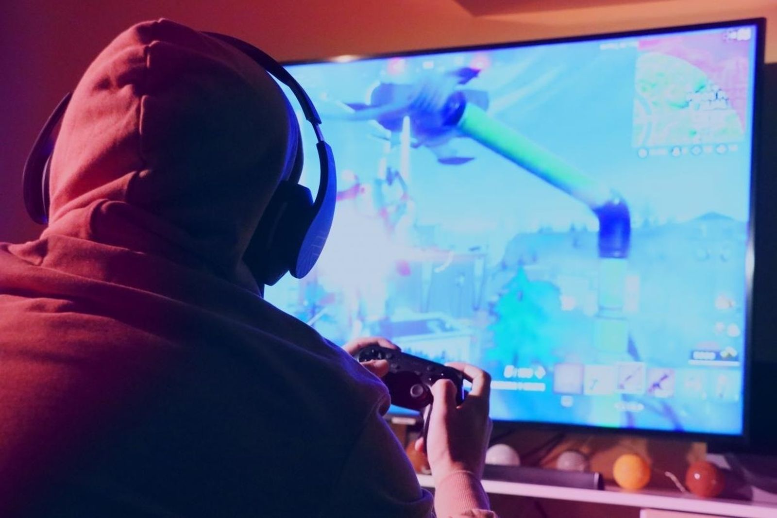 Joven jugando a un videojuego