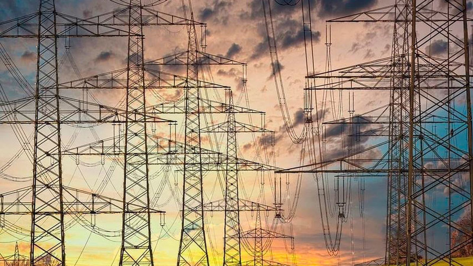Torres de distribución aérea de electricidad