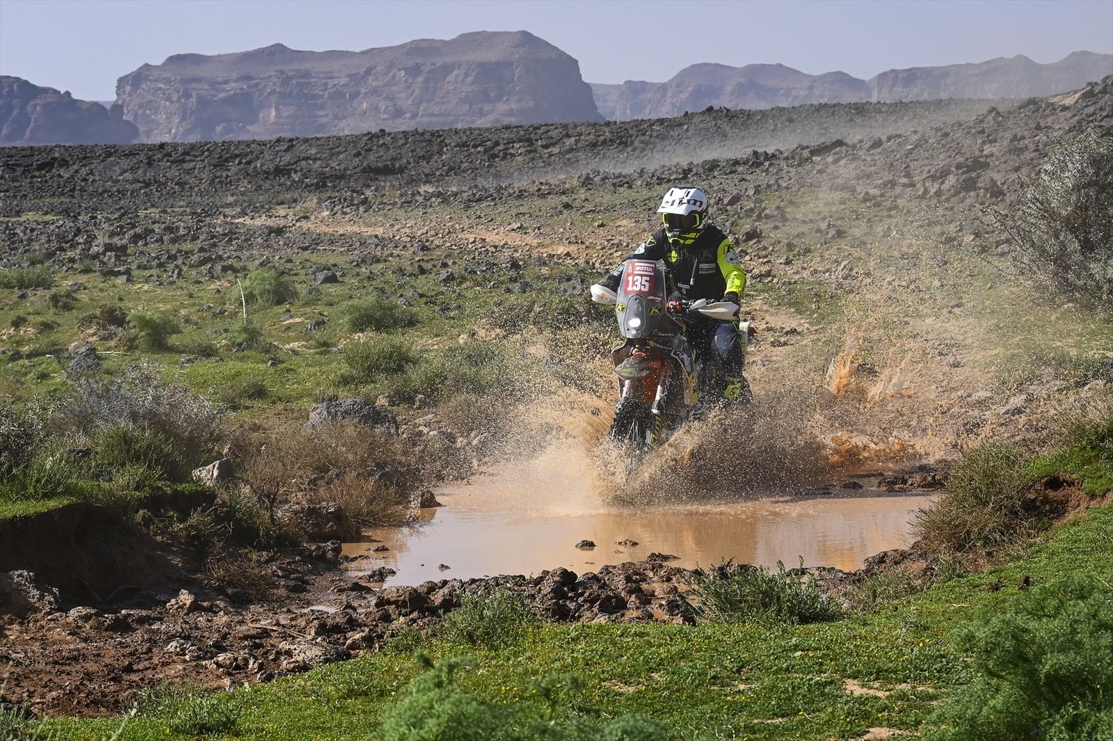 El motorista español Carles Falcón, herido grave tras una caída en el Rally Dakar
