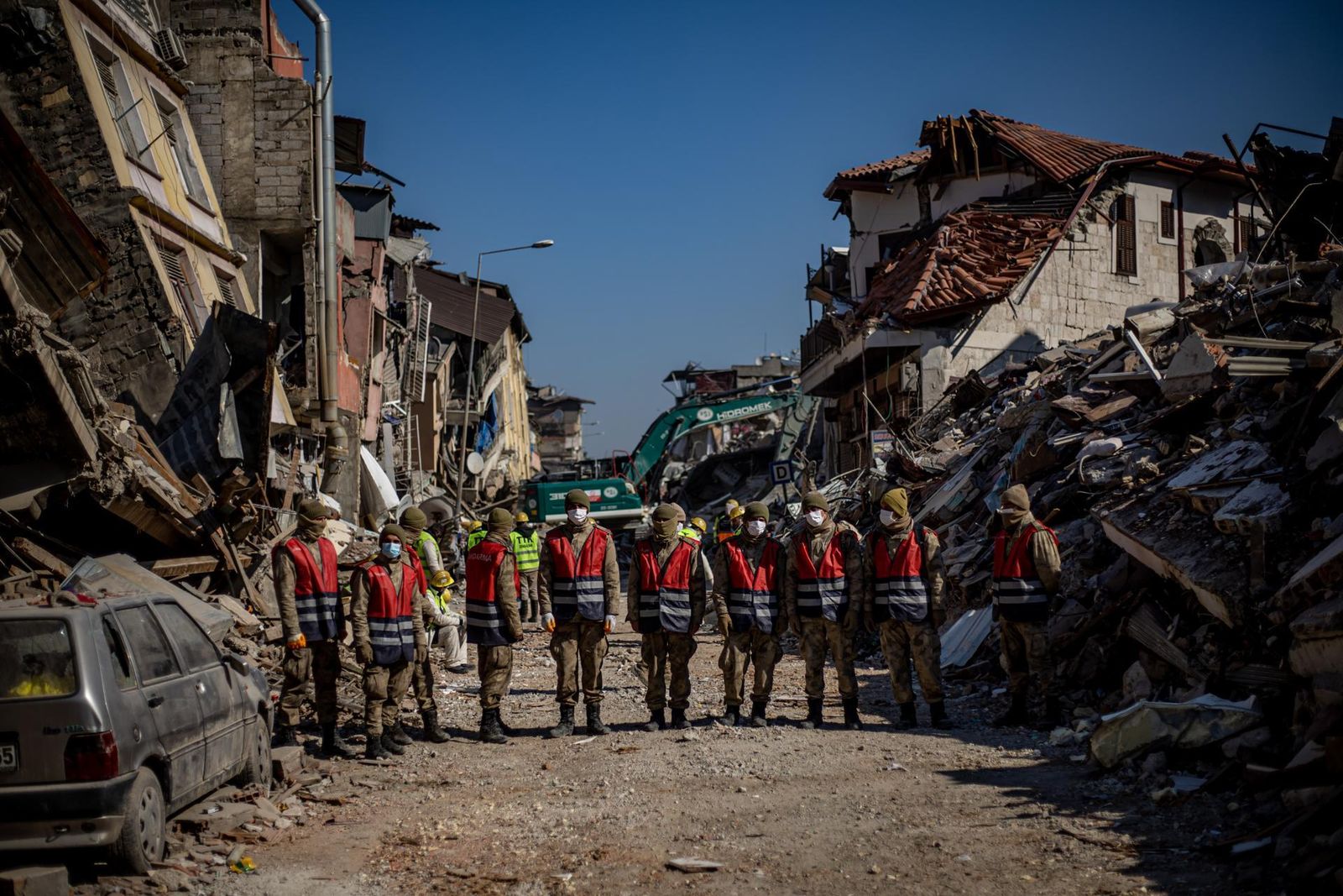Rescatan a una adolescente tras 250 horas atrapada bajo los escombros en Turquía