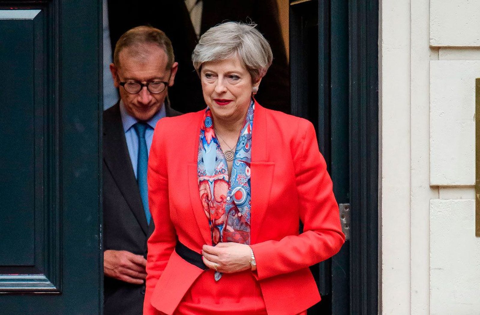Theresa May pierde la mayoría absoluta, pero descarta dimitir