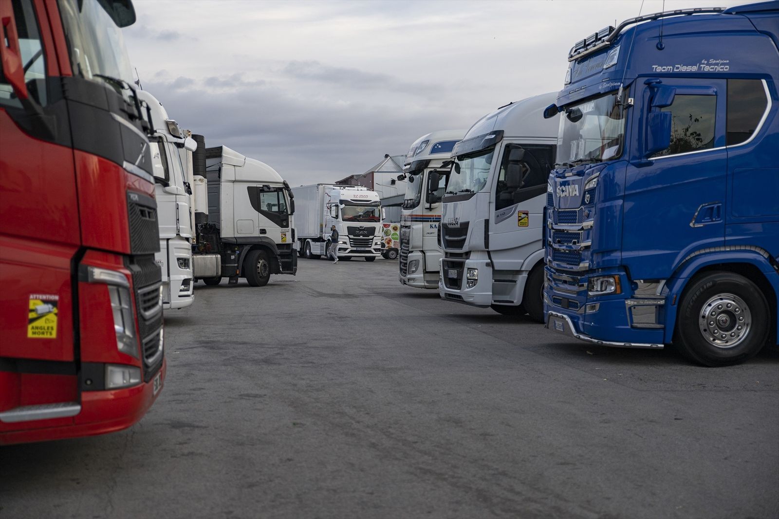 Varios camiones estacionados
