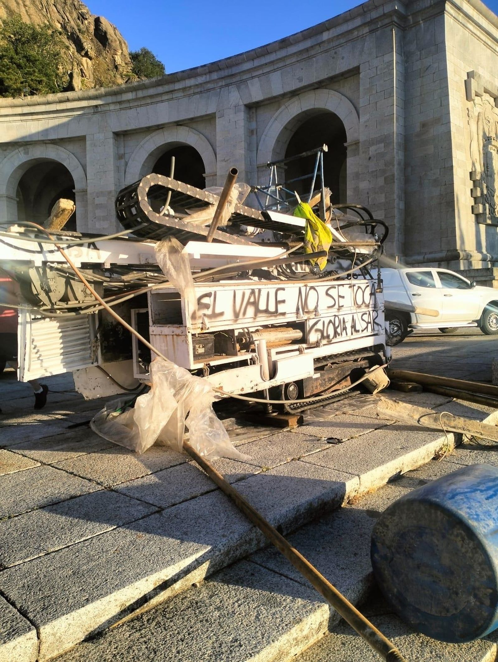 Maquinaria usada en los trabajos en Cuelgamuros que apareció vandalizada a principios de junio de 2026