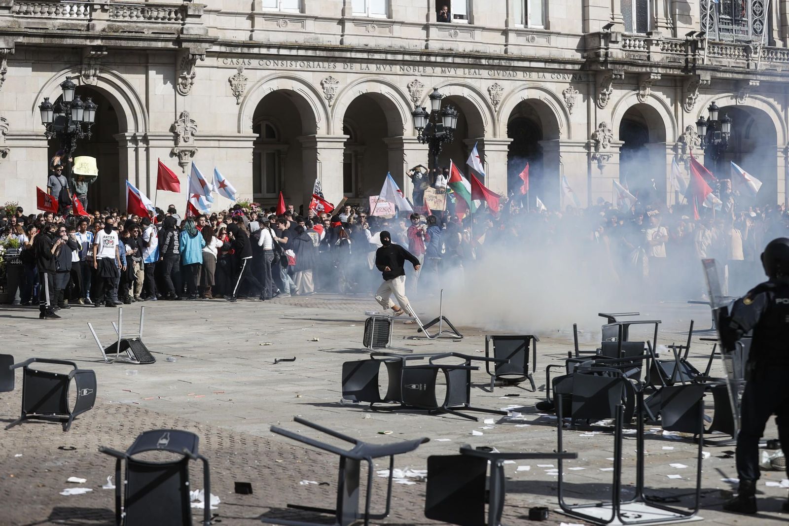 Dos detenidos y varios heridos en los disturbios tras la protesta contra un acto de Abascal en La Coruña