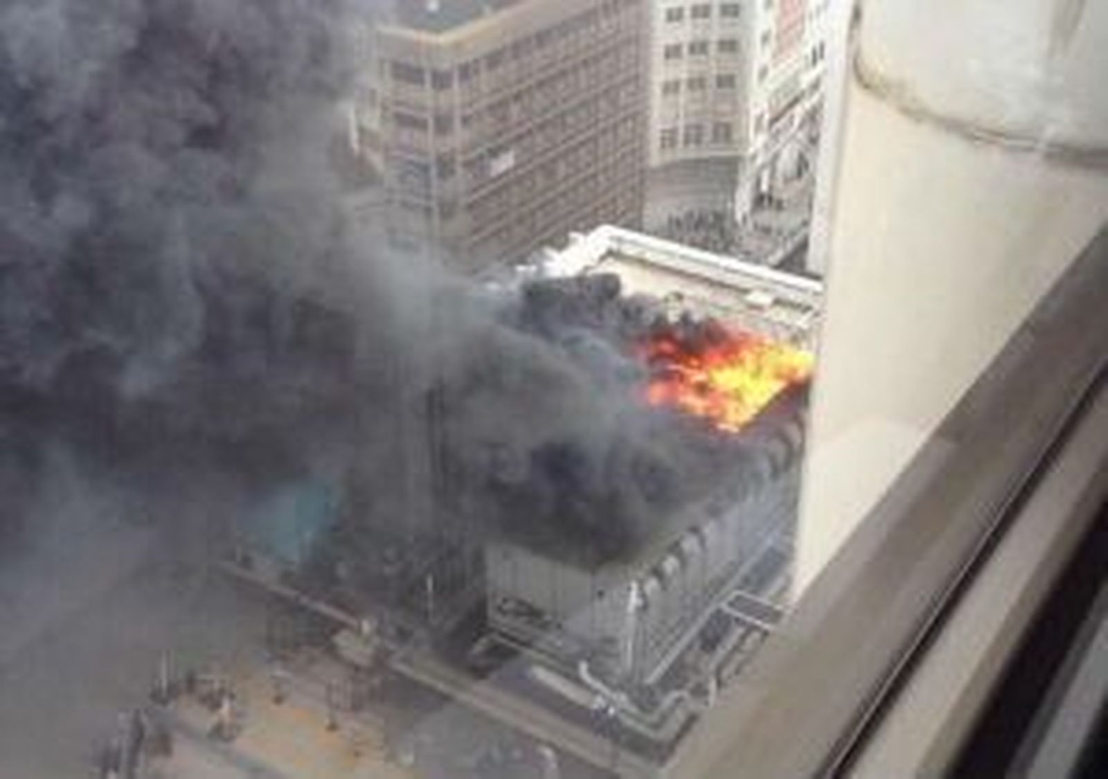 Un aparatoso incendio en un edificio de la Plaza de los Cubos, obliga a desalojarlo