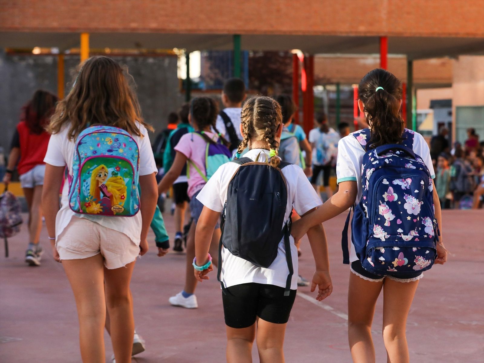 Tres niñas a su llegada al colegio CEIP Hernán Cortés durante el primer día de comienzo del curso escolar