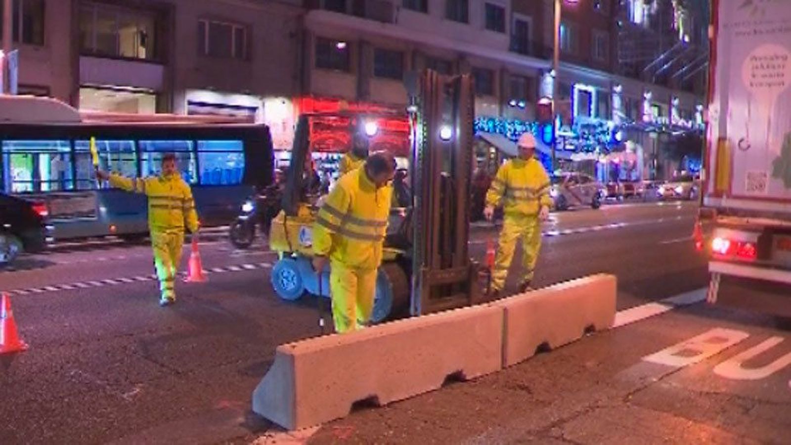 700 barreras de hormigón separan la calzada y las aceras en la Gran Vía