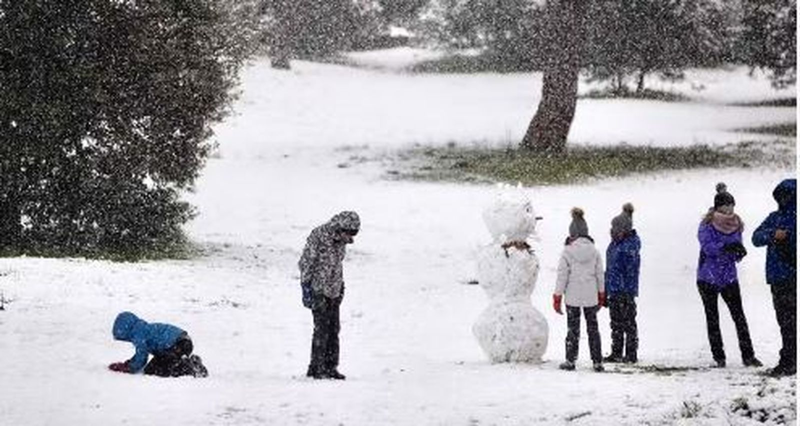 Niños jugando con la nieve