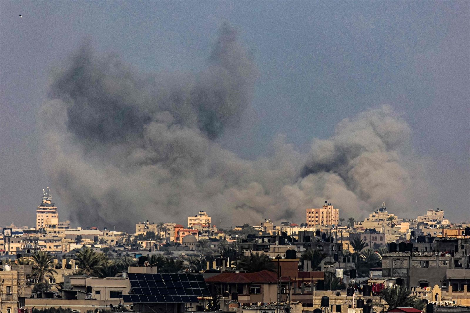Columna de humo tras un bombardeo del Ejército de Israel contra la ciudad de Jan Yunis, en el sur de la Franja de Gaza