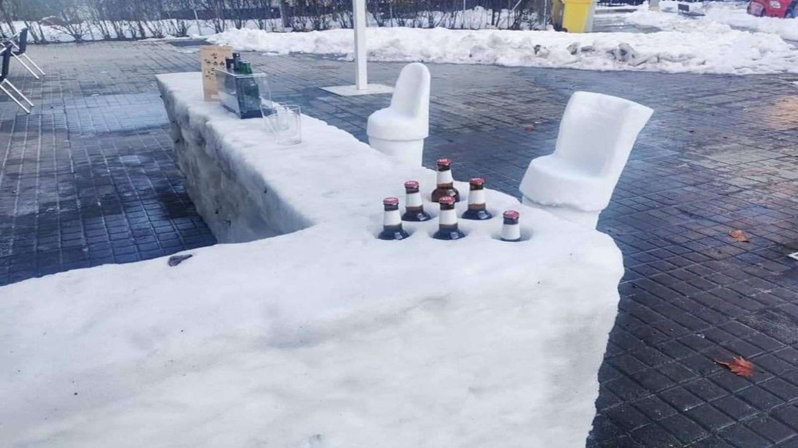 Todo un bar hecho de nieve en Aluche