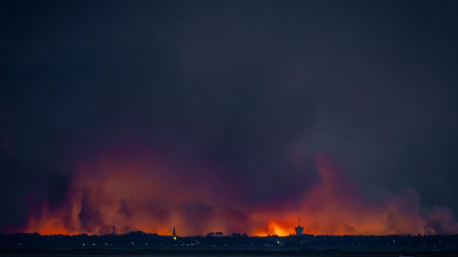 El 'megaincendio' cerca de Burdeos se mantuvo "globalmente estable"