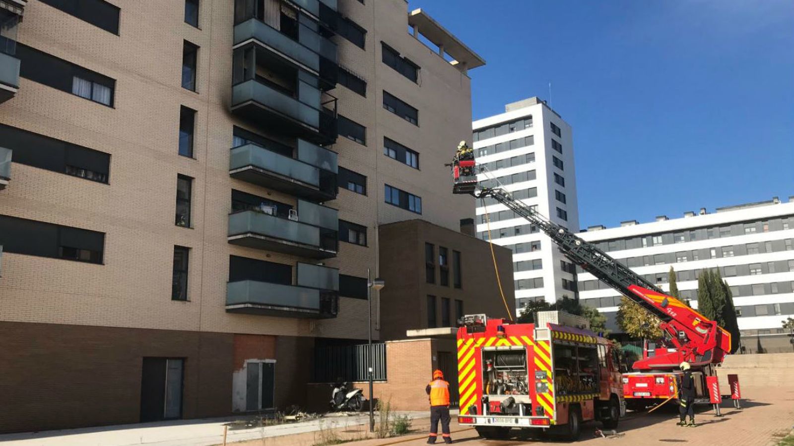 Dos intoxicados leves en un incendio en Alcorcón