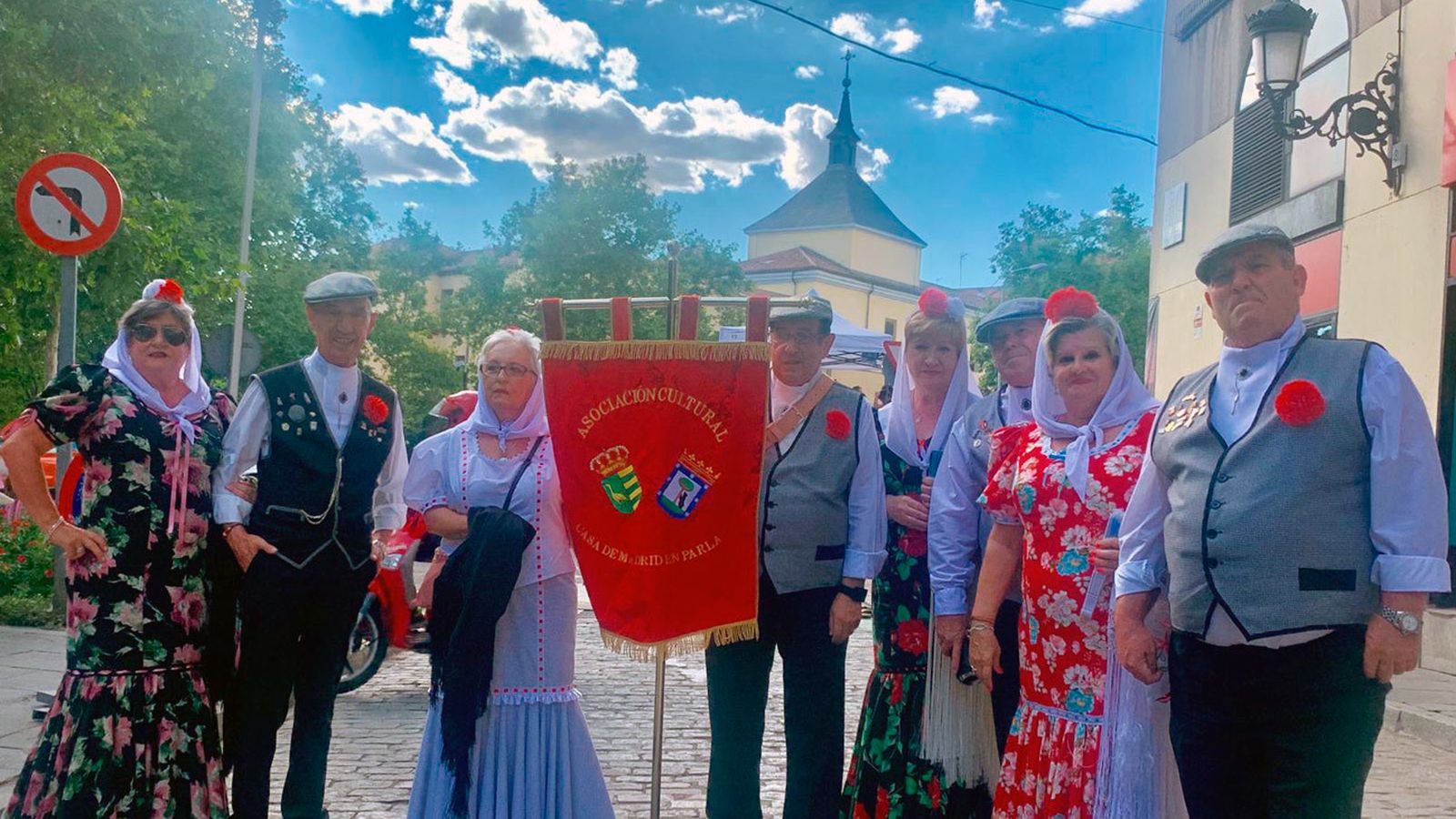 Chulapos y manolas preparados para la verbena - Fiestas de La Paloama 2019