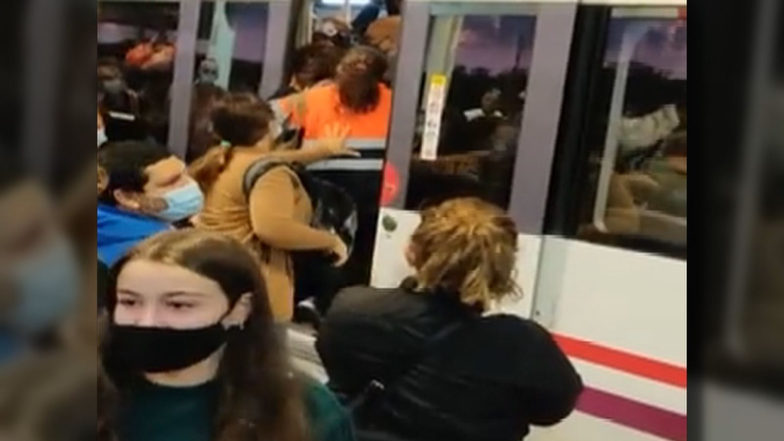 Usuarios de Cercanías en uno de los andenes de Atocha