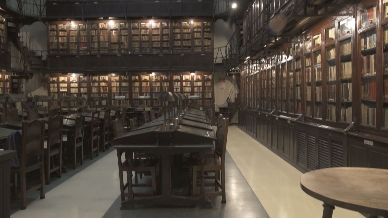 Nos adentramos en la Biblioteca Ateneo, la segunda más grande de España