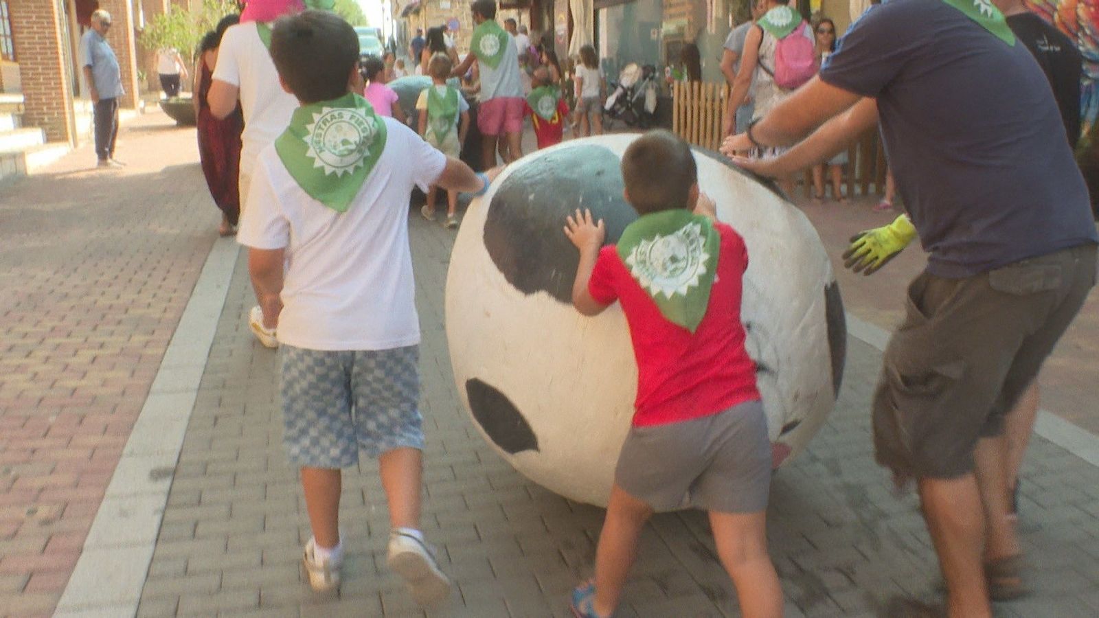 Manzanares El Real celebra sus fiestas de agosto con su tradicional boloencierro