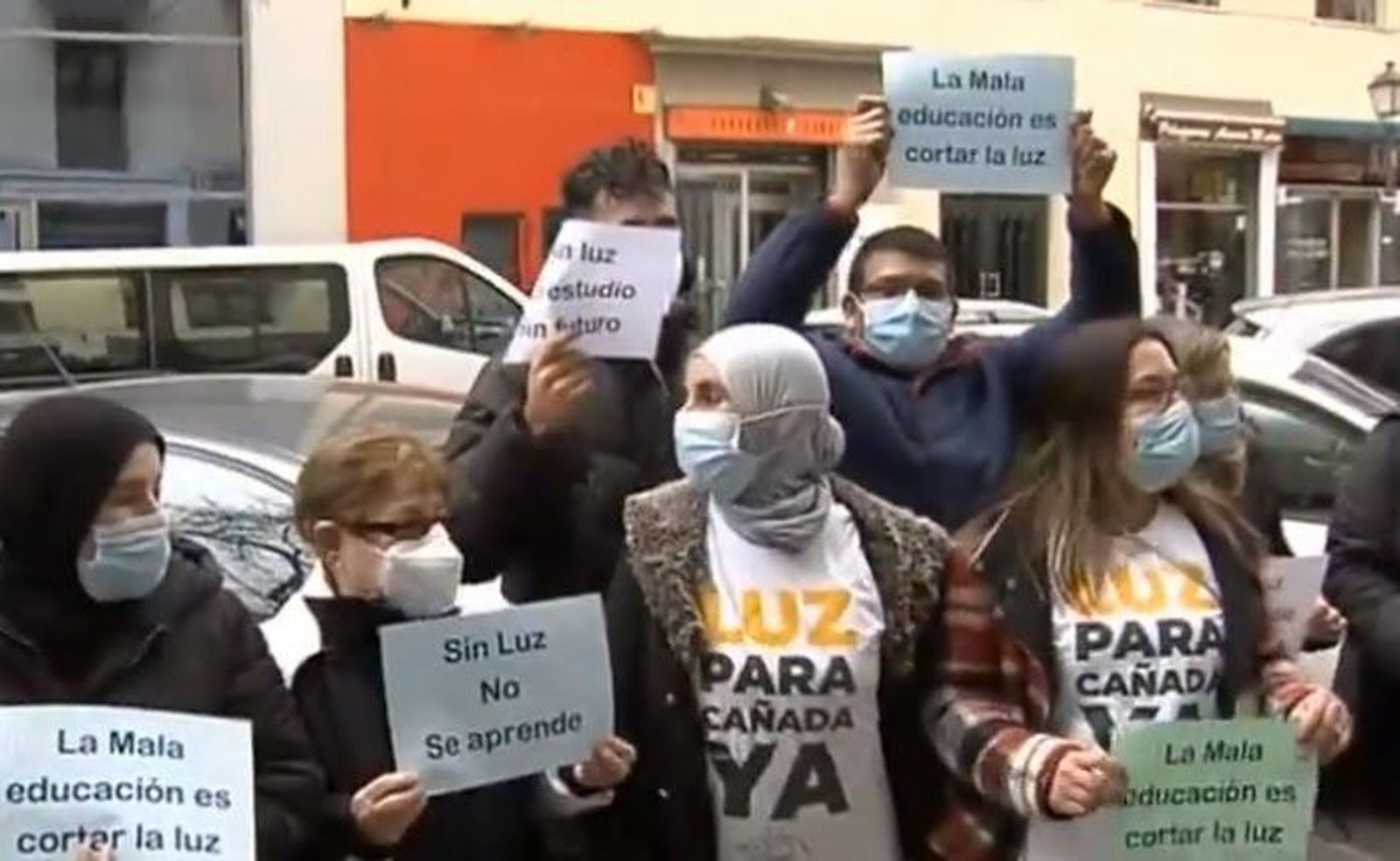 Profesores entregan firmas a Educación para que vuelva la luz a Cañada Real