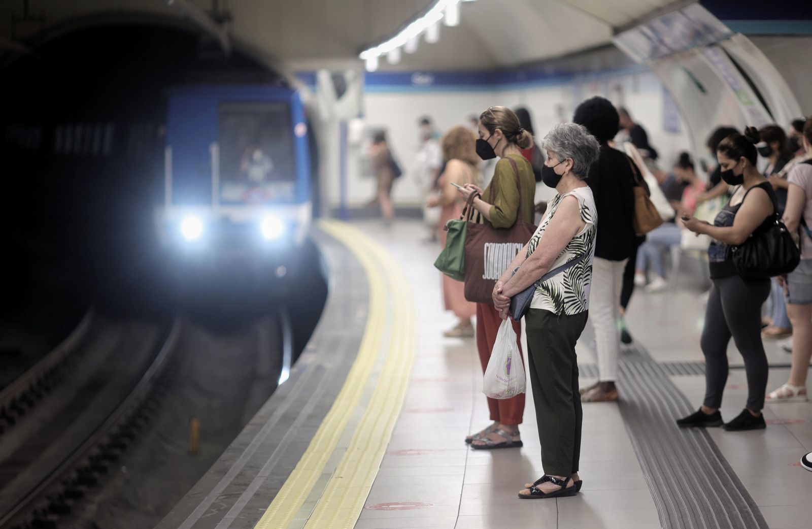 Viajeros esperando la llegada del metro
