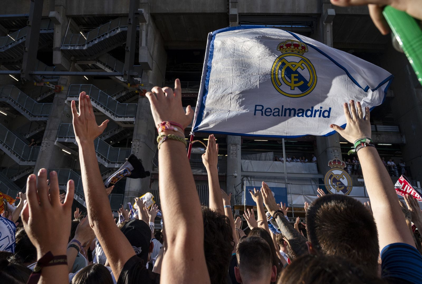 Aficionados del Real Madrid en el Santiago Bernabéu