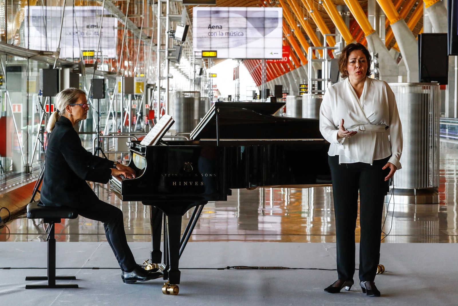El Teatro Real lleva la ópera al Aeropuerto T4 tras conveniar con Aena