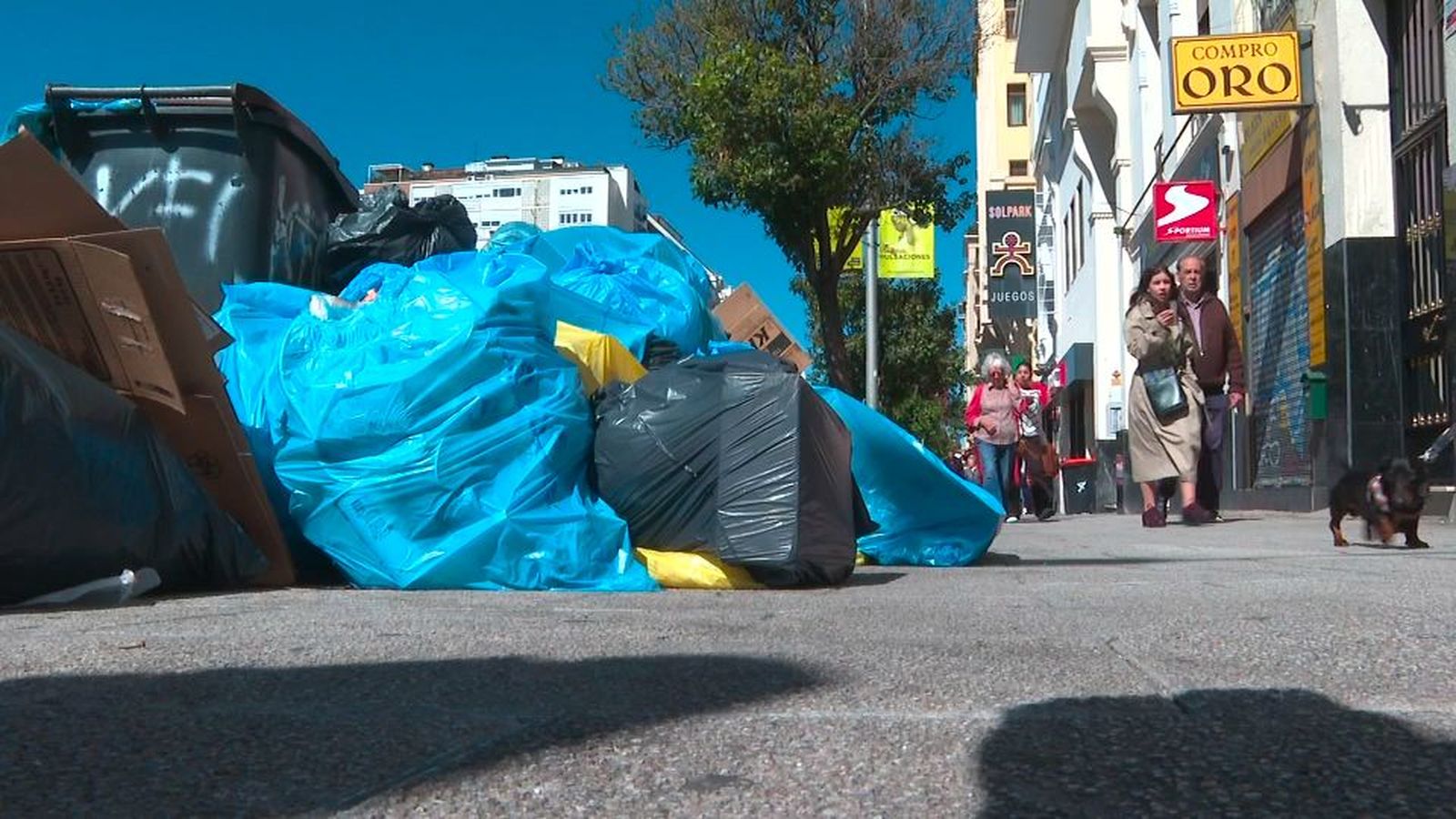 La basura se amontona en la calles de Madrid mientras se vota si pone fin a la huelga