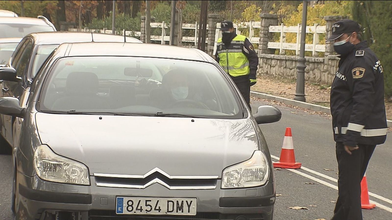 Control de la Policía Local en el acceso a una localidad de la Sierra de Guadarrama