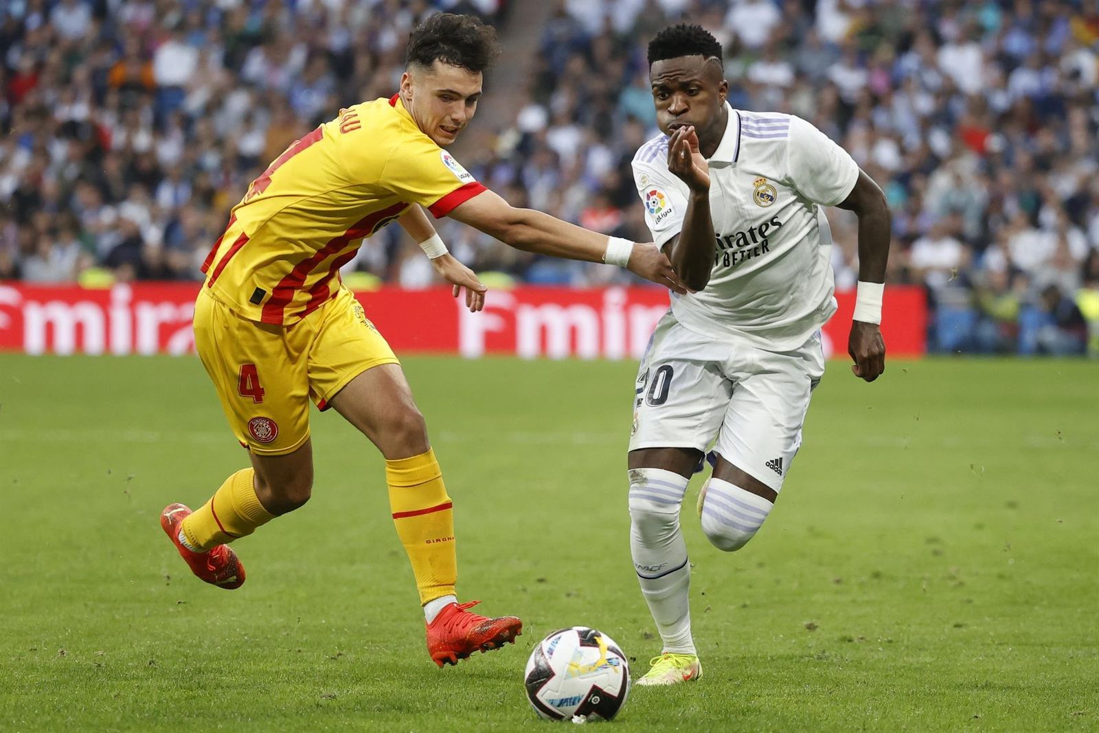 Vinicius Jr.  se escapa de Arnau Martínez