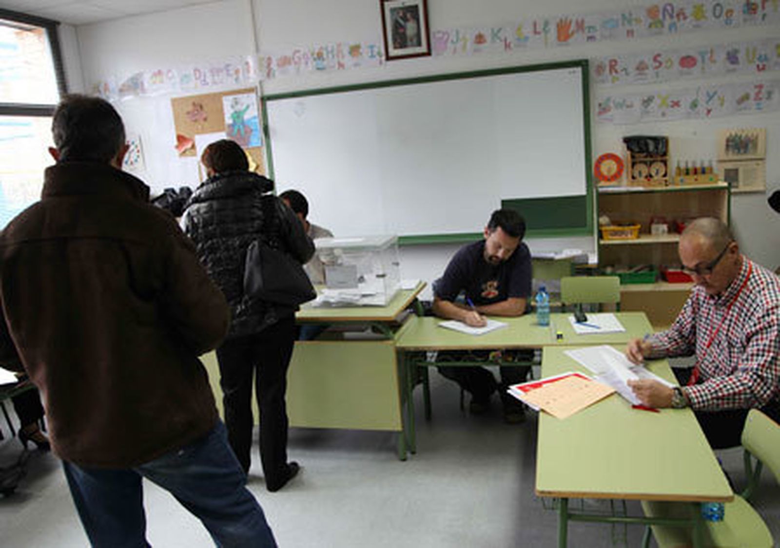 Votando en el colegio electoral